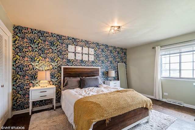 3645 Elm Ct, Flossmoor, IL 60422 - bedroom with visible vents, baseboards, and wallpapered walls