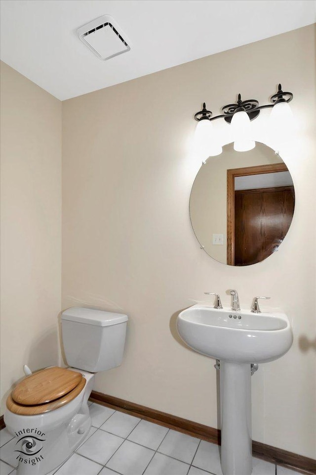bathroom with toilet, visible vents, and baseboards