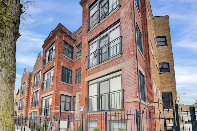 6510 S Woodlawn Ave Unit 1, Chicago, IL 60637 - view of property featuring a fenced front yard