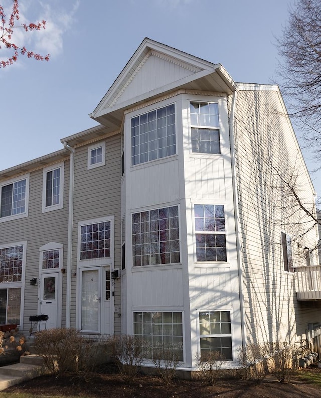 1208 Fox Hill Ln, North Aurora, IL 60542 - view of front of house