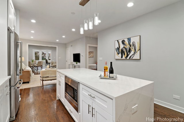 kitchen featuring recessed lighting, open floor plan, stainless steel appliances, dark wood finished floors, and a kitchen island