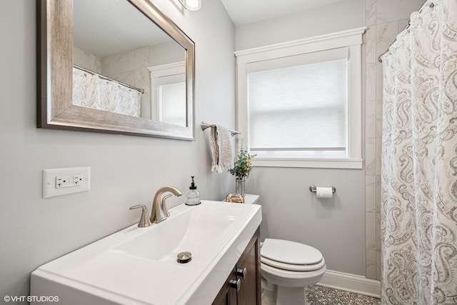 full bath with a shower with shower curtain, vanity, baseboards, and toilet