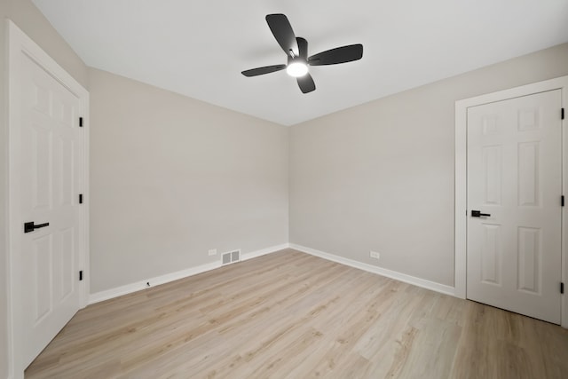 unfurnished bedroom featuring light wood-style floors, visible vents, baseboards, and a ceiling fan