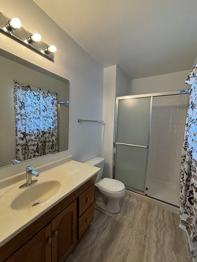 full bath with toilet, vanity, and a shower with curtain