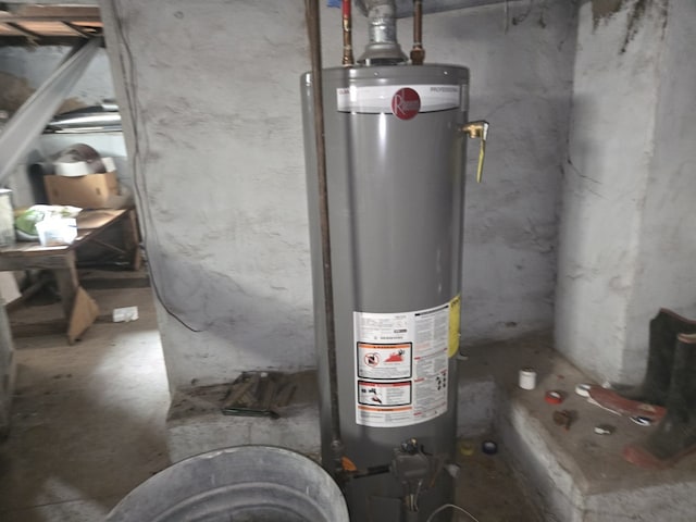 708 W Jefferson St W, Bloomington, IL 61701 - utility room featuring gas water heater