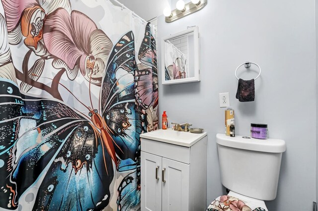 4734 W Monroe St, Chicago, IL 60644 - full bathroom with toilet and vanity