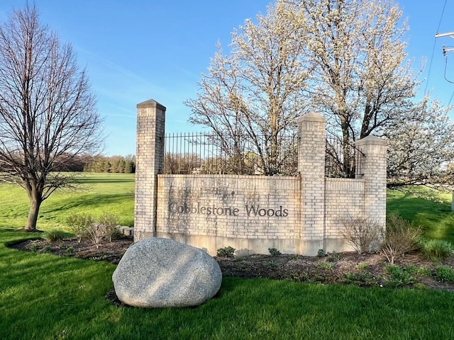 community sign featuring a lawn