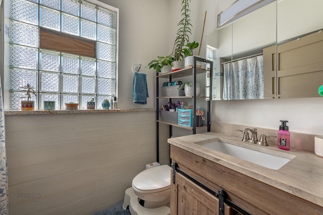 530 N Ashland Ave, Chicago, IL 60622 - bathroom featuring toilet, tile walls, curtained shower, and vanity