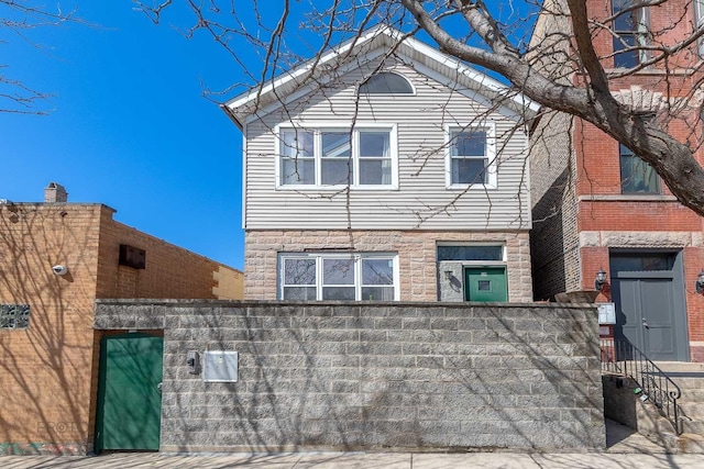 530 N Ashland Ave, Chicago, IL 60622 - view of front of property with a fenced front yard