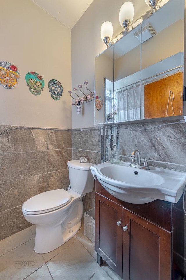 530 N Ashland Ave, Chicago, IL 60622 - bathroom featuring vanity, visible vents, toilet, tile walls, and tile patterned floors