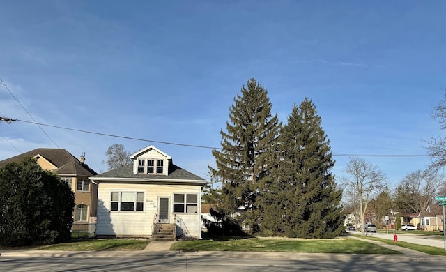 view of front facade featuring a front lawn