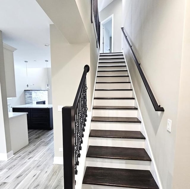 180 N E River Rd, Des Plaines, IL 60016