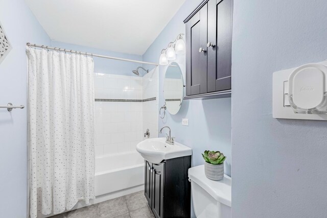 7733 Suburban Ln, Bridgeview, IL 60455 - empty room with light wood-style floors and baseboards