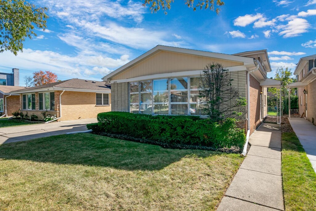 4825 W Sherwin Ave, Lincolnwood, IL 60712 - photo 1
