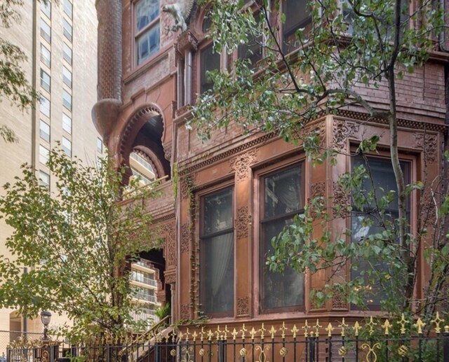 79 E Cedar St, Chicago, IL 60611 - entrance to property featuring fence