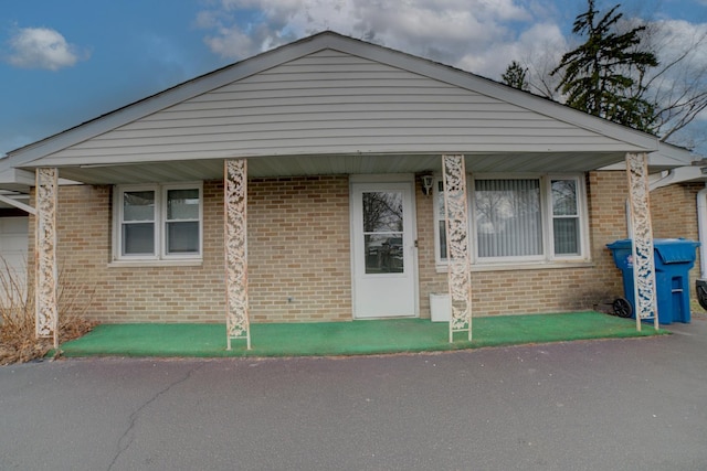 view of front facade featuring brick siding