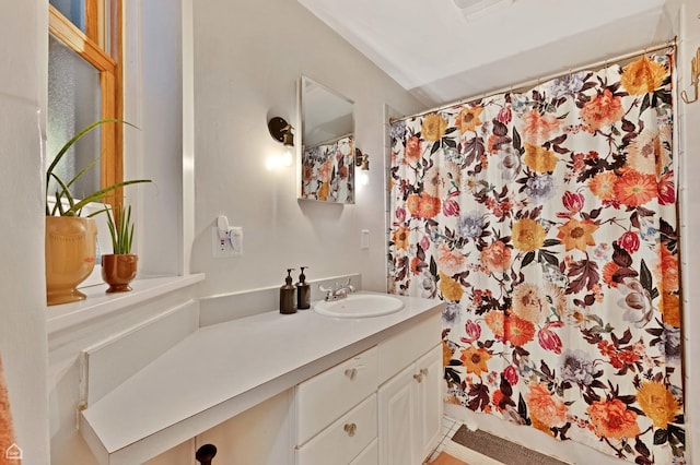 2032 W Iowa St, Chicago, IL 60622 - full bath featuring vanity and a shower with curtain