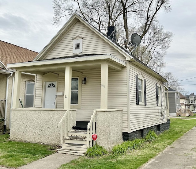 601 S Osborn Ave, Kankakee, IL 60901 - bungalow featuring a porch