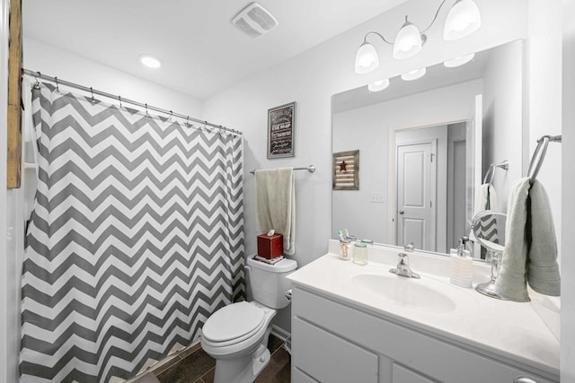 full bath featuring visible vents, a shower with curtain, toilet, and vanity