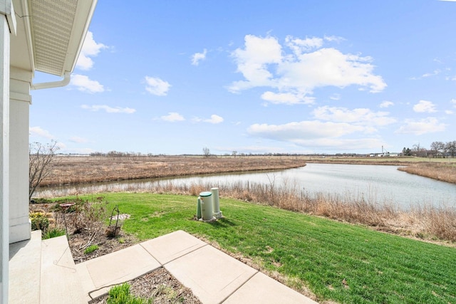 view of yard featuring a water view