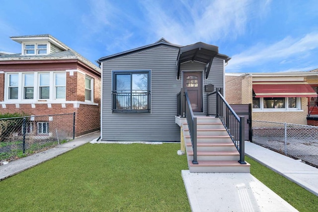 view of front facade featuring a front yard and fence