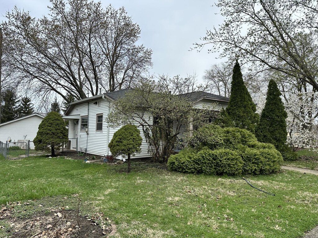 808 E Park St, Urbana, IL 61802 - view of side of property with a yard and fence