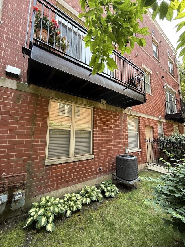 1333 N Burling St Unit B, Chicago, IL 60610 - view of side of property featuring a balcony, central AC unit, and brick siding