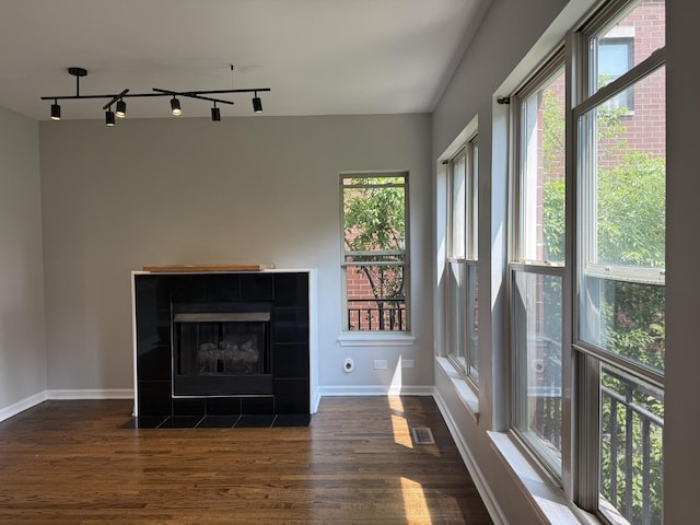1333 N Burling St Unit B, Chicago, IL 60610 - unfurnished living room with dark wood-style floors, track lighting, plenty of natural light, and baseboards