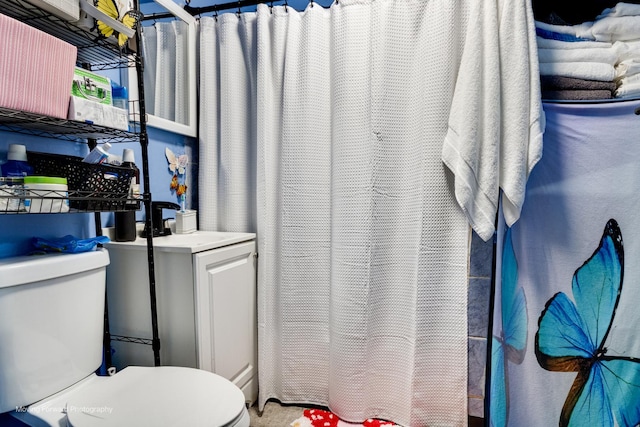 3041 S Drake Ave, Chicago, IL 60623 - full bath with toilet and a shower with curtain