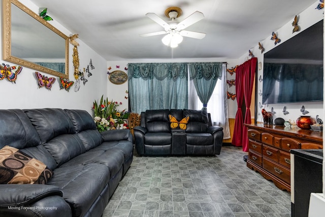 3041 S Drake Ave, Chicago, IL 60623 - living area featuring a ceiling fan