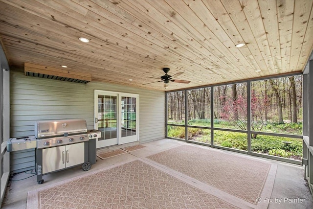 sunroom featuring ceiling fan