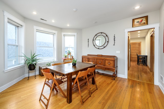dining area with light wood finished floors, baseboards, visible vents, and recessed lighting