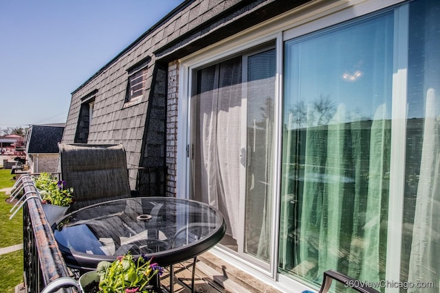 balcony with outdoor dining space