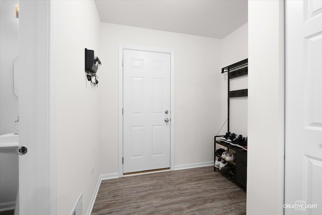 927 Hyte St, Plano, IL 60545 - mudroom featuring wood finished floors, baseboards, and visible vents