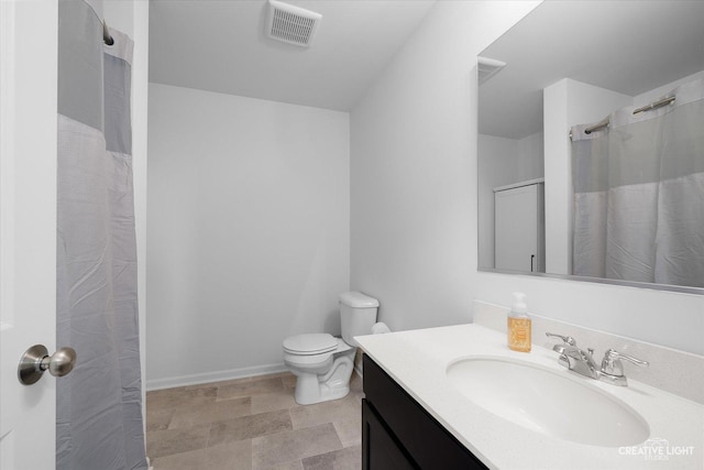 927 Hyte St, Plano, IL 60545 - full bath featuring a shower with shower curtain, vanity, visible vents, and toilet
