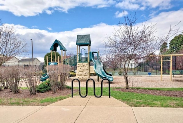 927 Hyte St, Plano, IL 60545 - community jungle gym with fence