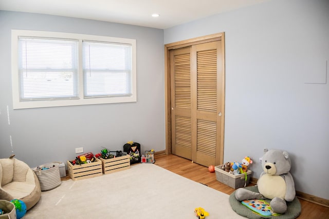 rec room with baseboards, recessed lighting, and light wood finished floors