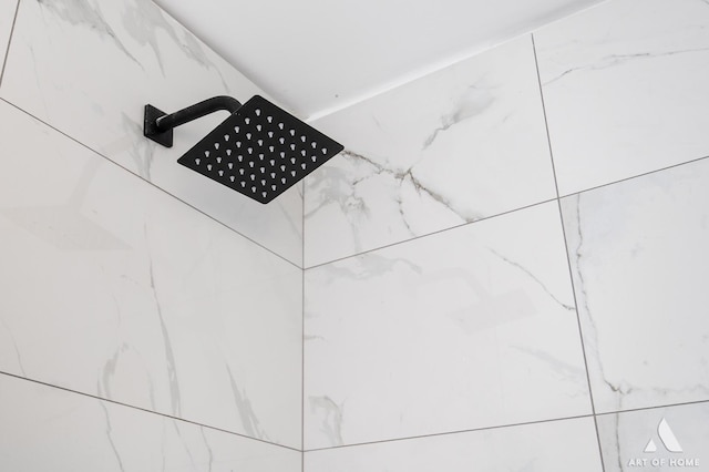 details featuring tiled shower