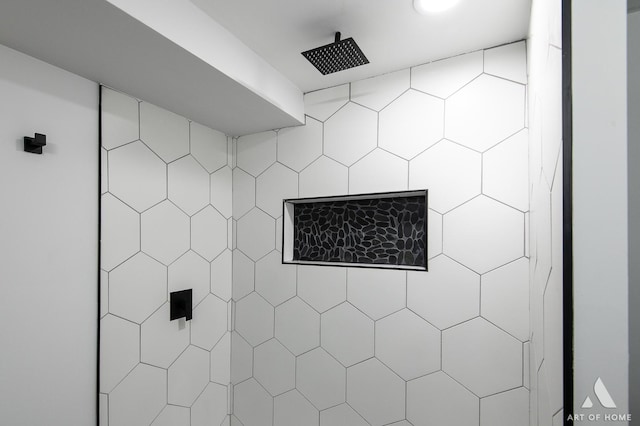 room details featuring tiled shower