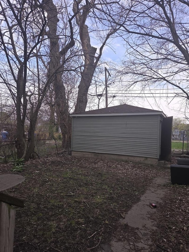 view of yard with an outbuilding