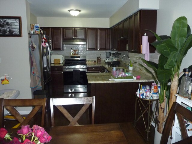 275 London Pl Unit 275, Wheeling, IL 60090 - kitchen with stainless steel appliances, backsplash, a sink, a peninsula, and dark brown cabinetry