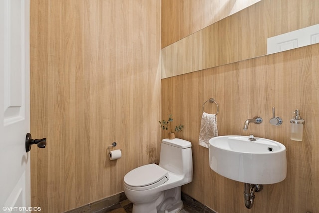 bathroom featuring toilet and a sink