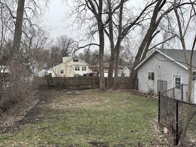 638 Virgil Ave, Elgin, IL 60120 - view of yard featuring fence