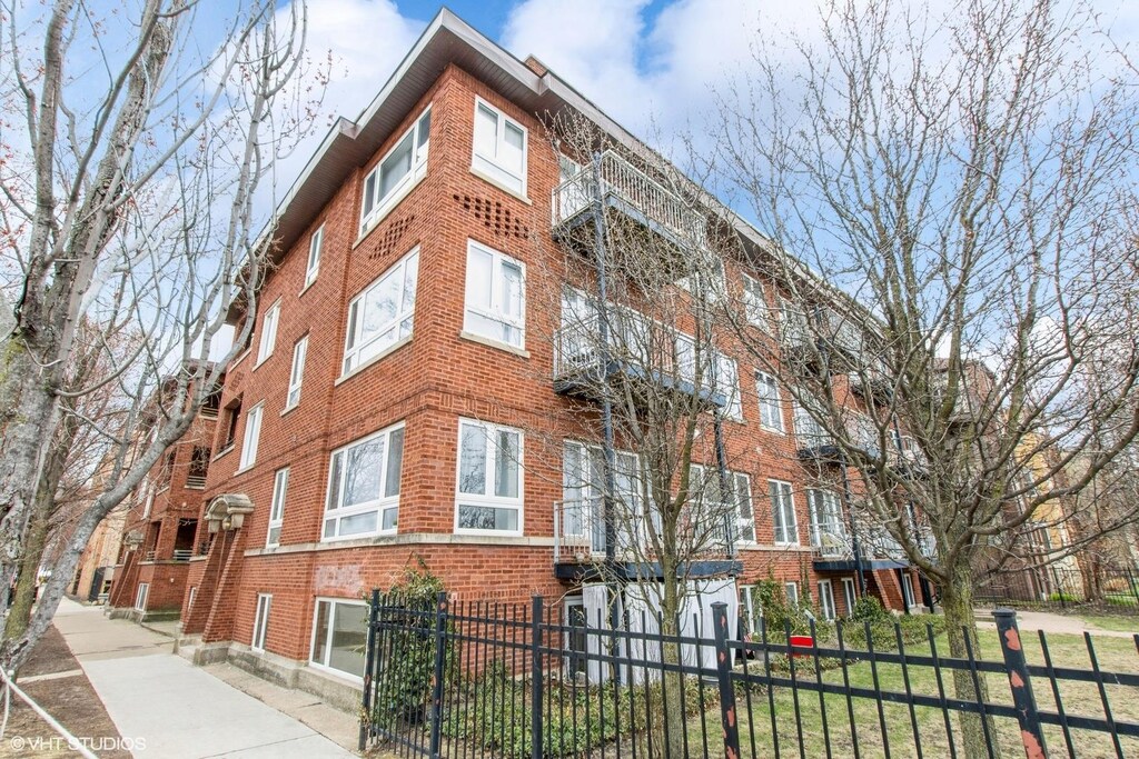 5923 N Winthrop Ave Unit 1N, Chicago, IL 60660 - view of building exterior with a fenced front yard