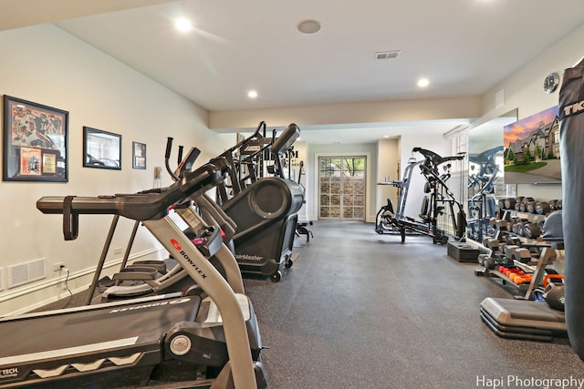exercise room featuring baseboards, visible vents, and recessed lighting