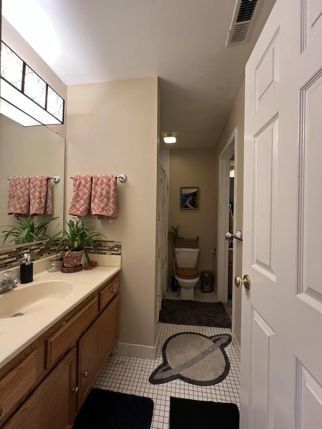 1304 N Streamwood Ln Unit 309, Vernon Hills, IL 60061 - full bathroom with vanity, toilet, tile patterned flooring, baseboards, and a shower with shower curtain