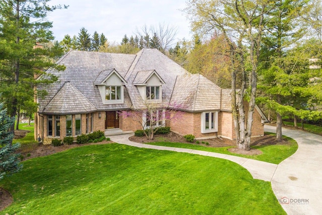 318 Camelot Ln, Libertyville, IL 60048 - view of front of home featuring brick siding and a front yard