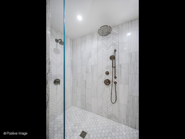 bathroom featuring a tile shower