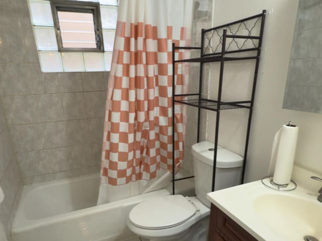 392 Luella Ave, Calumet City, IL 60409 - full bath with shower / tub combo with curtain, vanity, and toilet