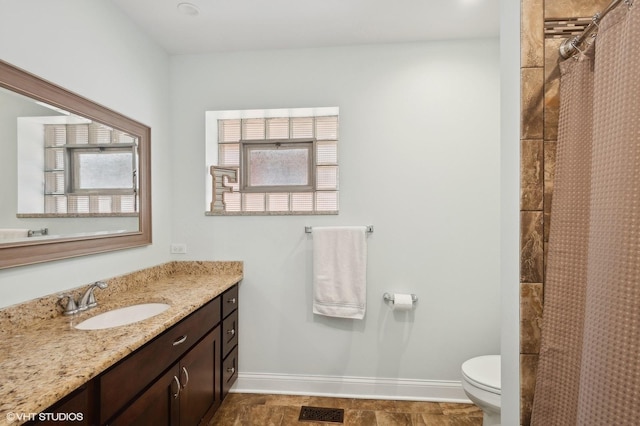 full bath with visible vents, curtained shower, baseboards, vanity, and toilet